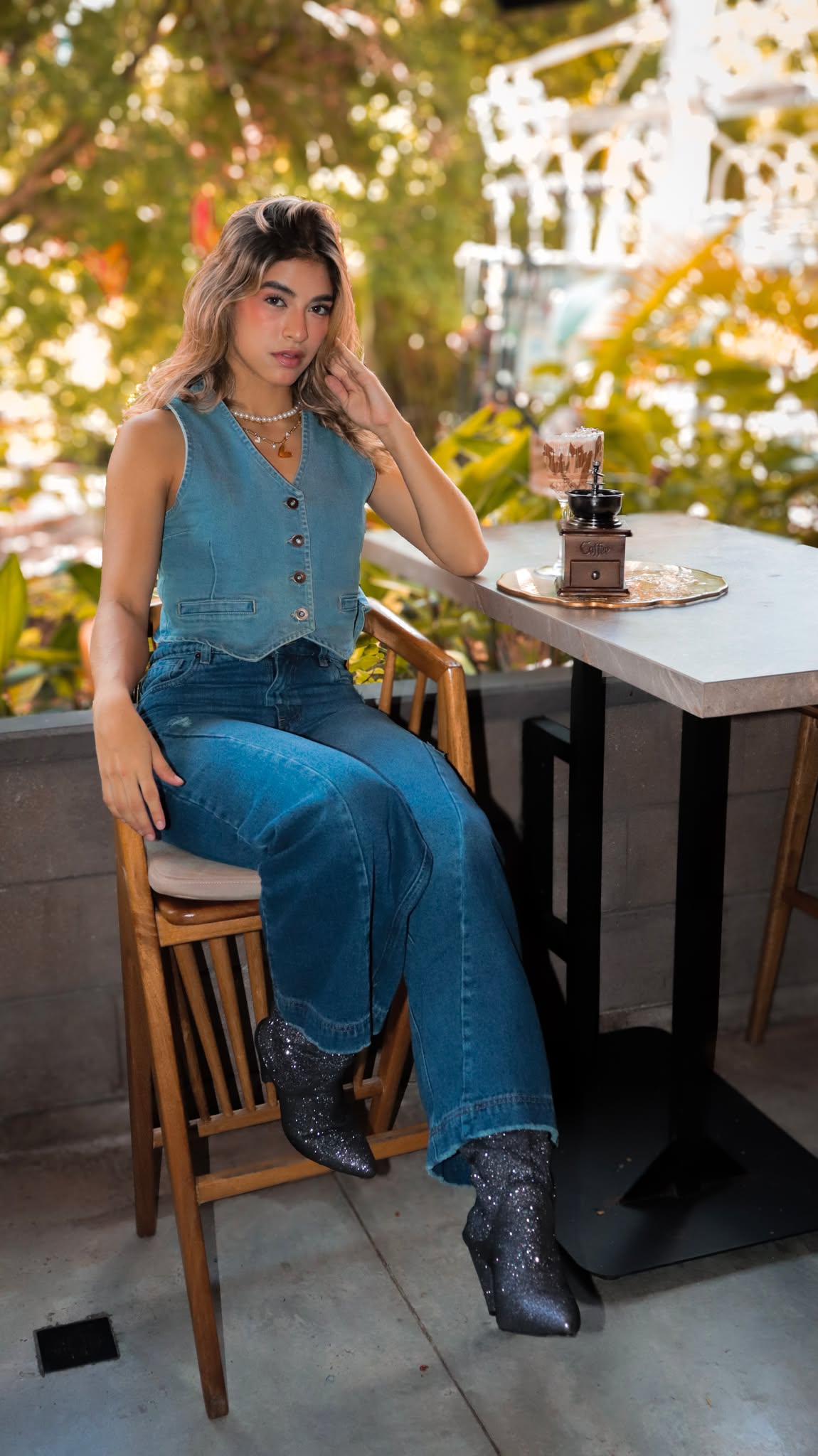 Modelo con conjunto denim DISÍ en una cafetería