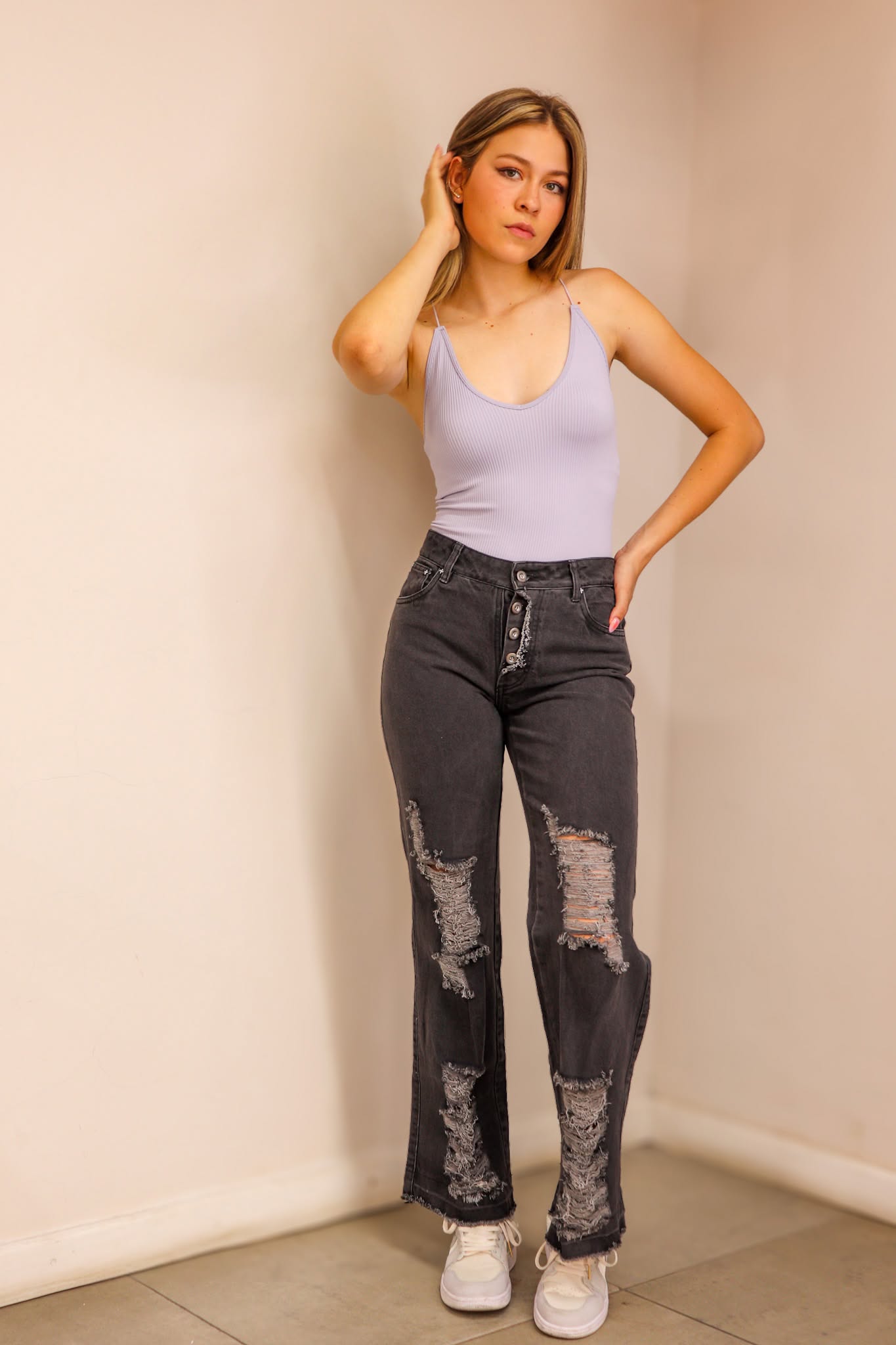 Jean negro DISÍ con top lila y tenis
