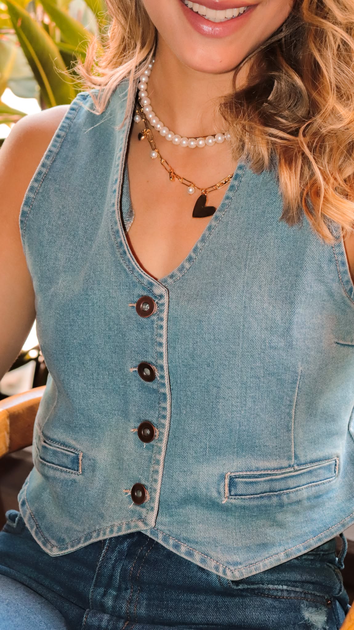 Detalle del chaleco denim DISÍ