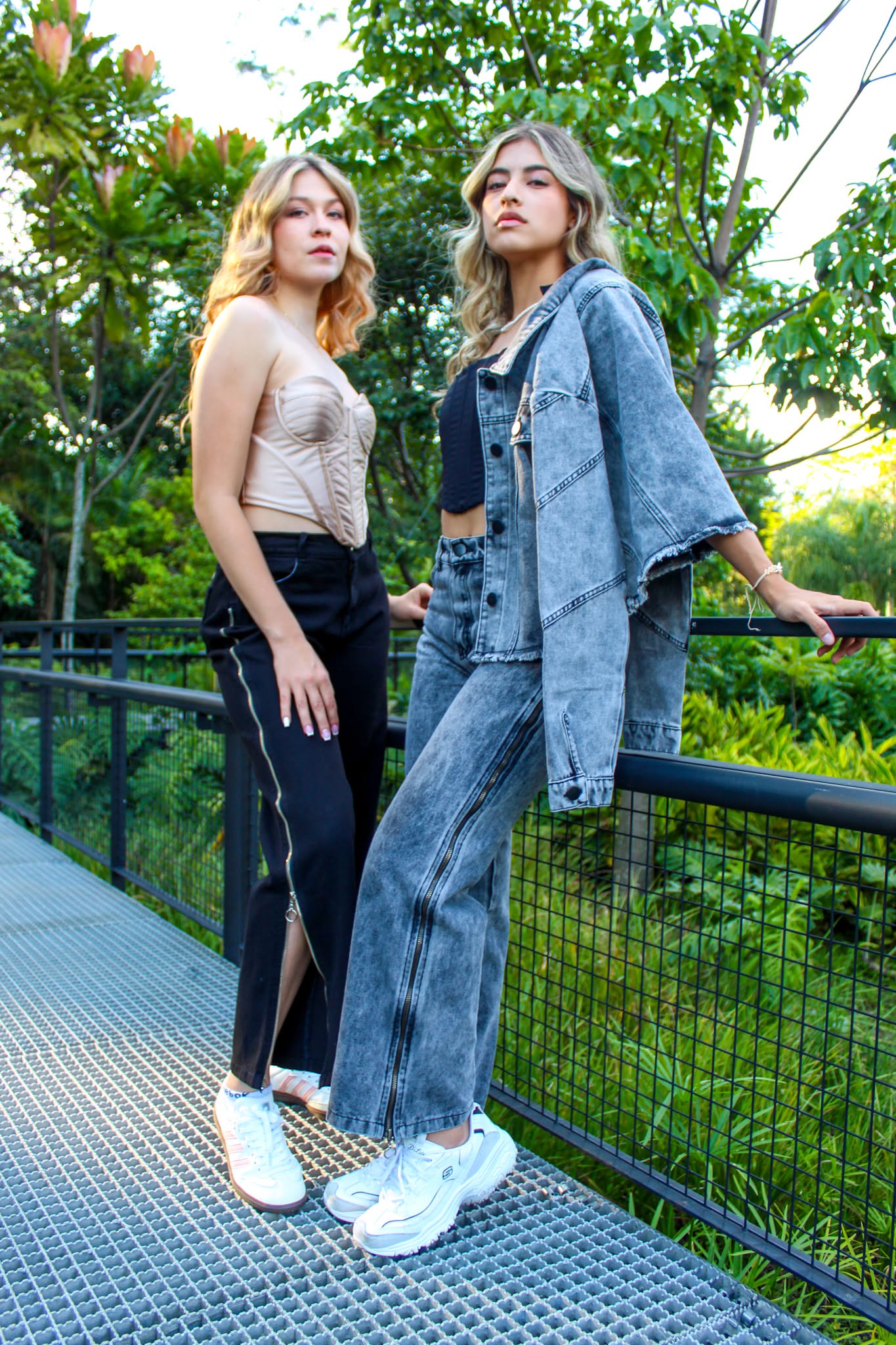 Dos modelos con looks DISÍ en negro y denim azul