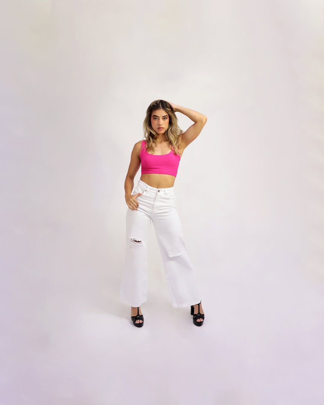 Otra vista del jean blanco DISÍ con top rosa