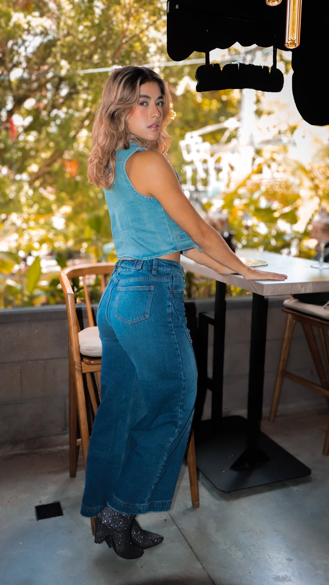 Look DISÍ con chaleco y jean azul de bota amplia